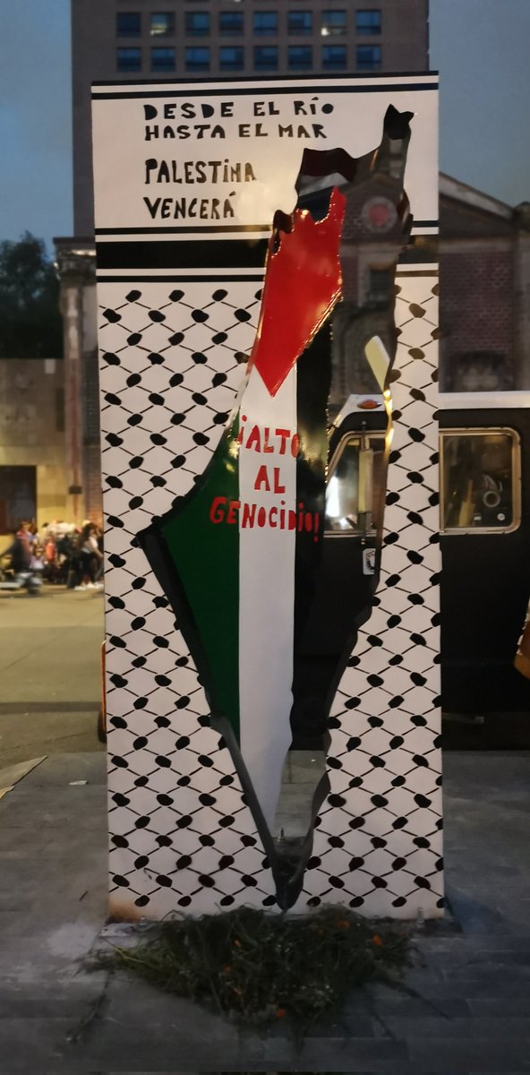 RaulRomero_mx's tweet photo. Esta tarde, distintas organizaciones y personas han instalado un nuevo antimonumento en la #CDMX:  "La puerta a la Vida". Es un símbolo contra el genocidio en #Palestina.

Hasta que la dignidad se haga costumbre.

Luchar por Palestina hoy es luchar por la humanidad. https://t.co/FkeyzMtL0d