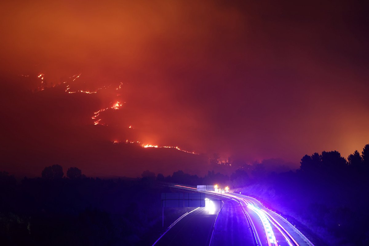 AlbertoSxenick's tweet photo. La autovía das Rías Baixas A52 vuelve a estar cortada esta madrugada en Ourense por incendio forestal https://t.co/JLXoI57Ur1