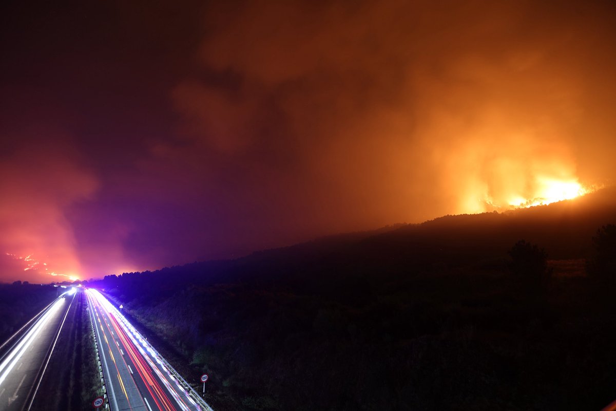 AlbertoSxenick's tweet photo. La autovía das Rías Baixas A52 vuelve a estar cortada esta madrugada en Ourense por incendio forestal https://t.co/JLXoI57Ur1