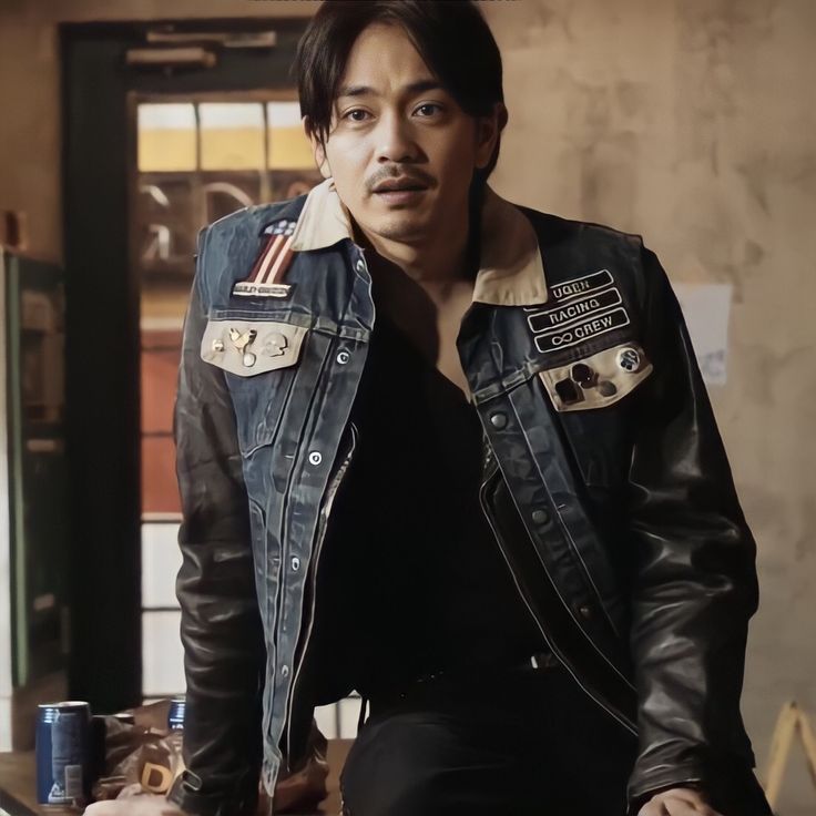 marrio_n's tweet photo. the fact that in different stories, he followed his crazy friend no matter what makes me think that this role suits him very well 😅

#highandlow 
#tsukumotakamura
#AliceInBorderland 
#agunimorizono https://t.co/5WjHfNgQd4