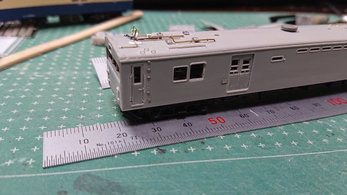 クモユニ82の進捗。
屋根周りが落ち着いたので接着してスキマ埋め中。あと少ししたらサフして状態確認します。
おっと、昇降ステップが一つログアウトしてますな。