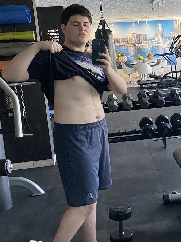 phrag_'s tweet image. 230lbs in 2022, vs 230lbs in 2025.