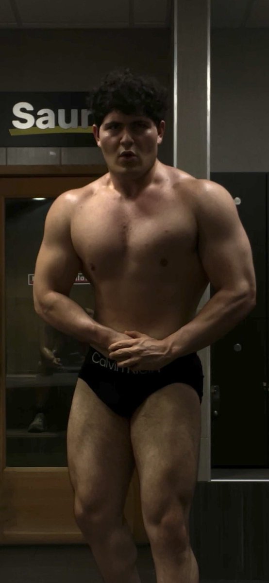 phrag_'s tweet image. 230lbs in 2022, vs 230lbs in 2025.