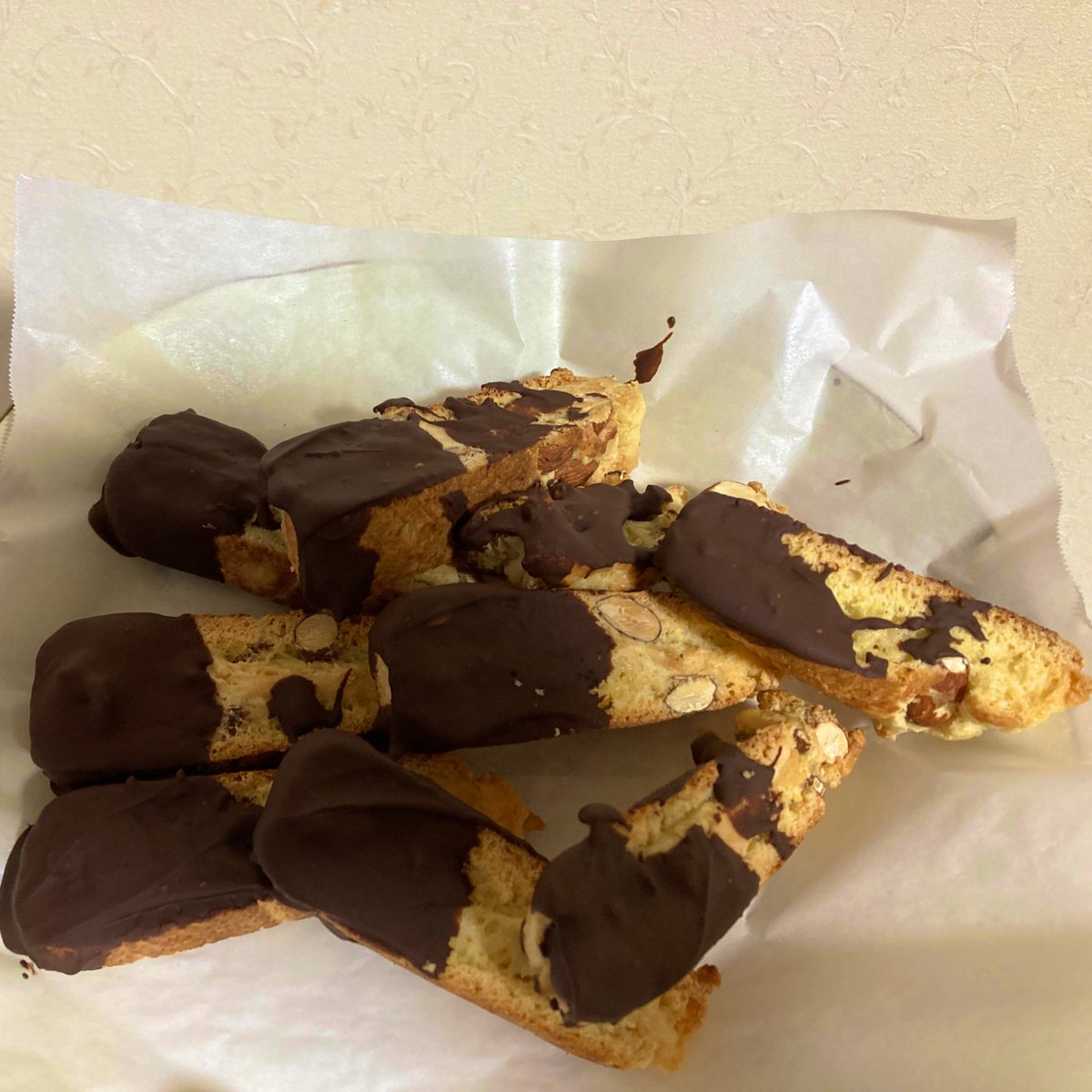 自分でビスコッティ作ってみた！アーモンド&amp;チョコがけなので、もう最高に美味しい。これで充分😋✨