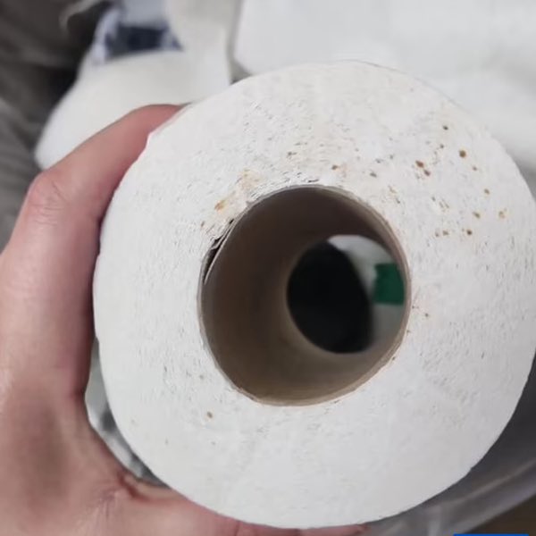 공중화장실 두루마리 휴지에 이런 자국있으면
조심하세요 

마약하는 새끼들 주사 구멍 닦은 자국이라고
하네요