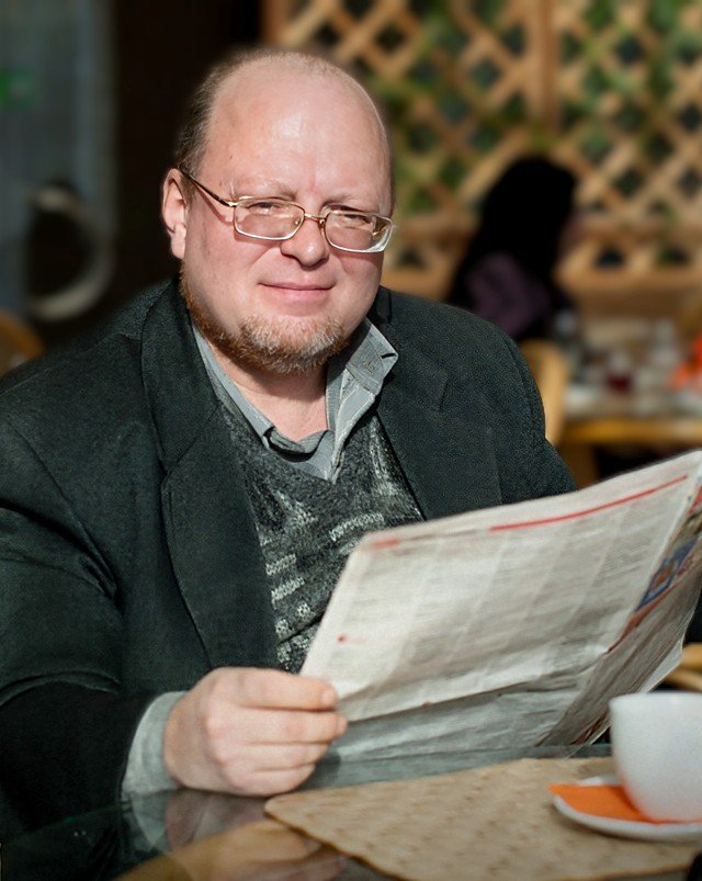 Сергей Мингазов.
Легенда хабаровской журналистики. 
Остался. Продолжил работать в своем любимом городе и писать правду. 
За правду провел 10 месяцев под домашним арестом и был оштрафован на 700 тыс. В апелляции штраф увеличили до 2,5 млн.

Сбор для Сергея Мингазова в 1ом реплае.