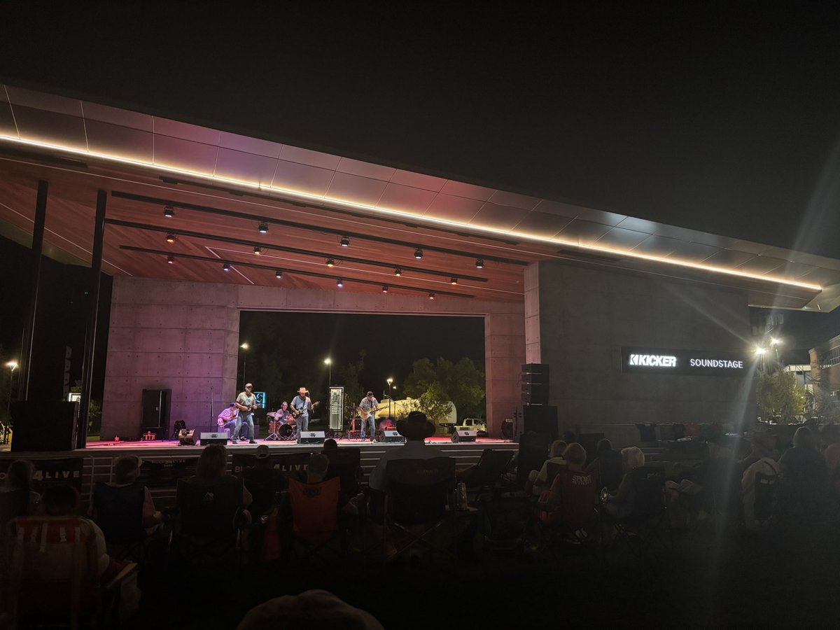 cowboyvoice's tweet photo. Stillwater is rockin’… The legendary Red Dirt Rangers! #Block34 https://t.co/WXH8FfAPMw