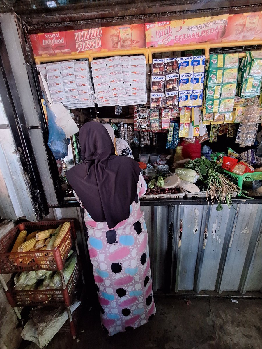 sanitamima's tweet photo. Bakul sayur rak dodol, yowes ke pasar, tumben ning pasar. Biasane males https://t.co/caICJ6LhRm