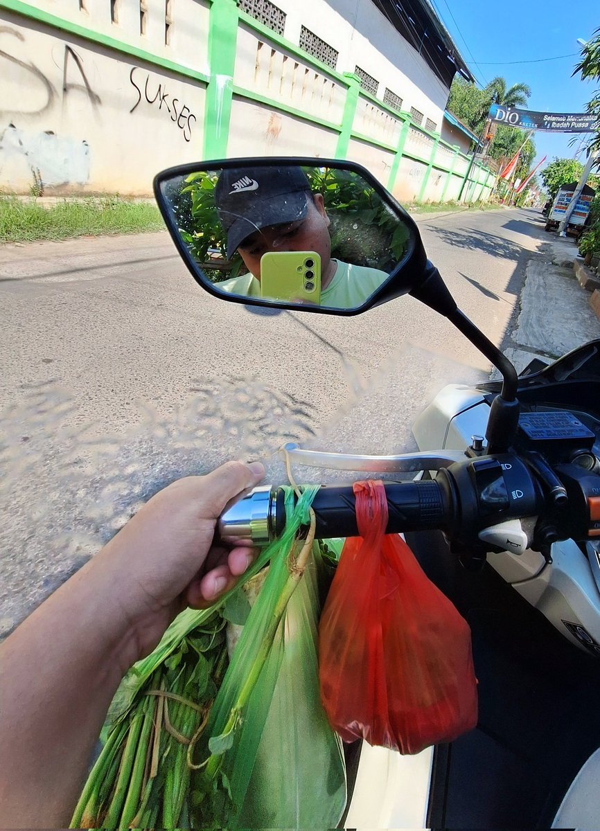 sanitamima's tweet photo. Bakul sayur rak dodol, yowes ke pasar, tumben ning pasar. Biasane males https://t.co/caICJ6LhRm
