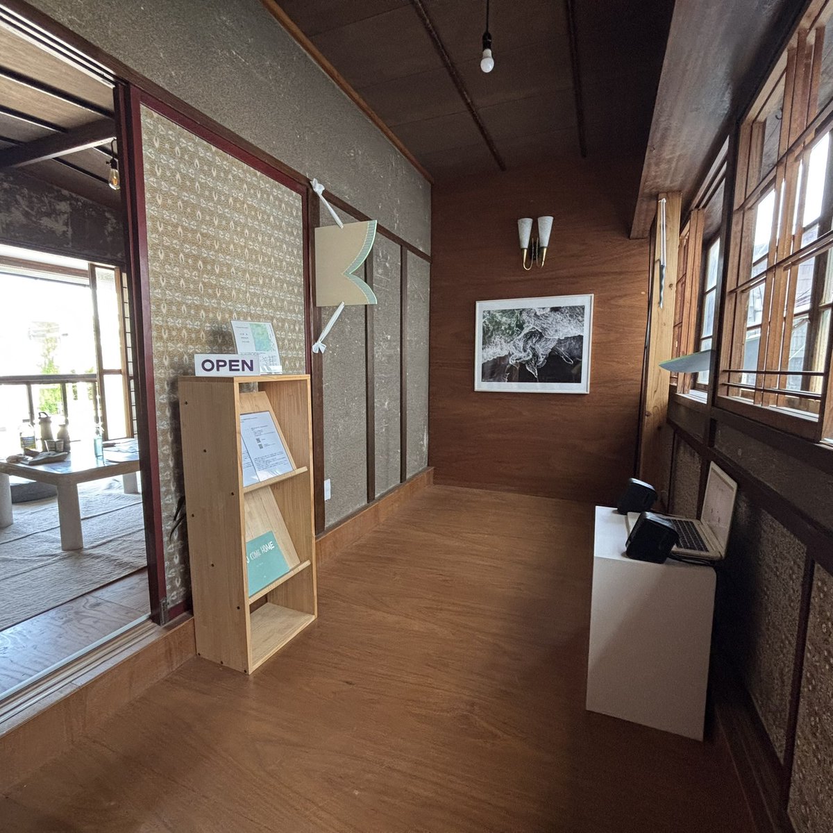 isnmknkiwamari's tweet photo. 本日もオープンしています!
開催中の展示
■目の星 鹿野颯斗個展「流れる目の途中」
■mado-beya企画 岩根愛、四倉由公彦、ちばふみ枝 3人展「Come Around」
■ ico. and Leather 展示販売
#石巻のキワマリ荘 #石巻 #art #アーティストランスペース #オルタナティブスペース #artistrunspace https://t.co/LsOYjUWP2z