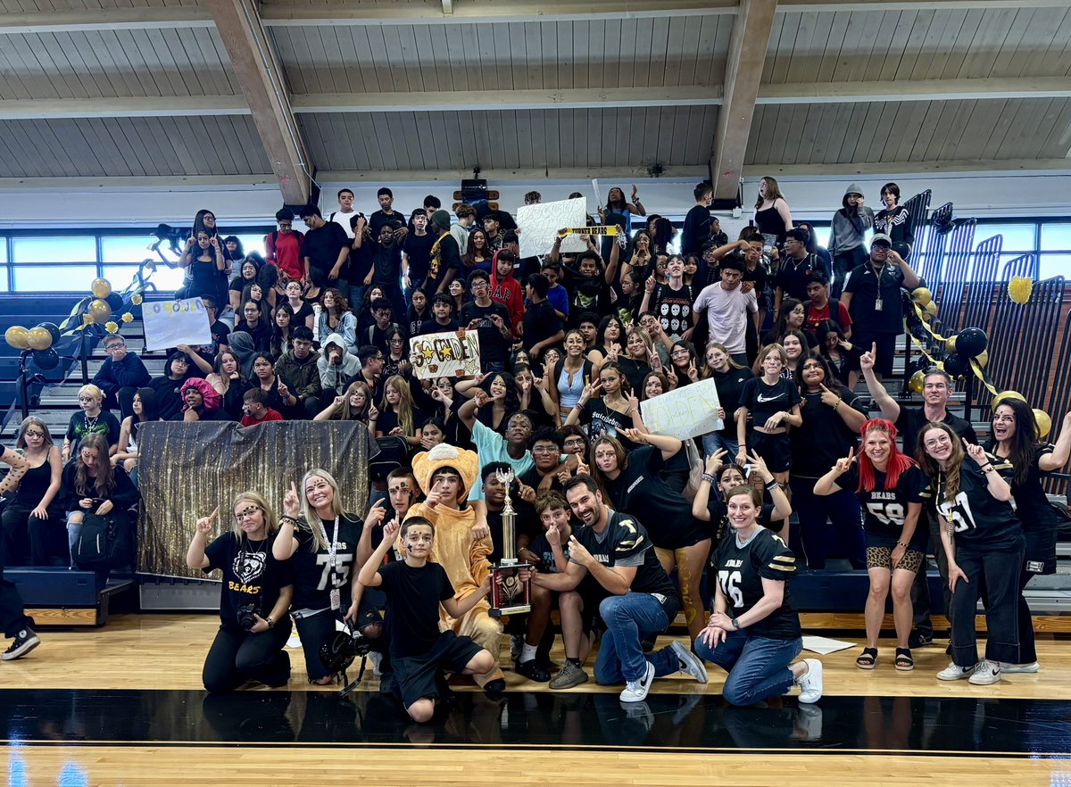MrsPate8's tweet photo. Part of something GOLDEN with this amazing group. #BeLEGENDARY 💛🖤🐻🏆 https://t.co/fS7h4AZ5Ig