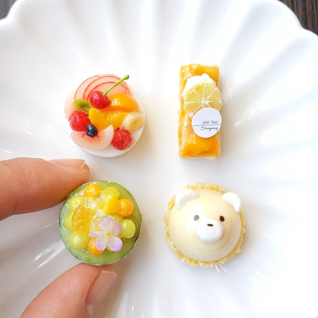 shiro_tetu_'s tweet image. 【お知らせ】
8月17日（日）21時より、新作の販売を行います。
この度の新作は4つのプチフールマグネットを2セットご用意しました☺️
本日限定のクーポンも出ているようなので、ぜひギャラリーを覗いてみてくださいね🍀
よろしくお願いいたします。

#minne 
minne.com/@shiroyanagi