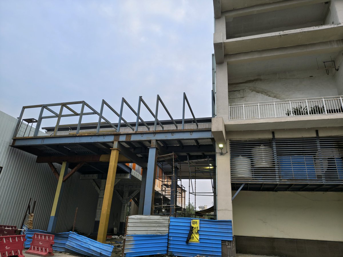 techdevote's tweet image. Sector 51- 52 Metro Station Skywalk Construction update as on August 17, 2025 #Noida

There has been good progress in the last 15 days and looking at this update, it should finish by year end and not by September 2025 deadline⚠️

@NoidaUpdatesX @noida_authority