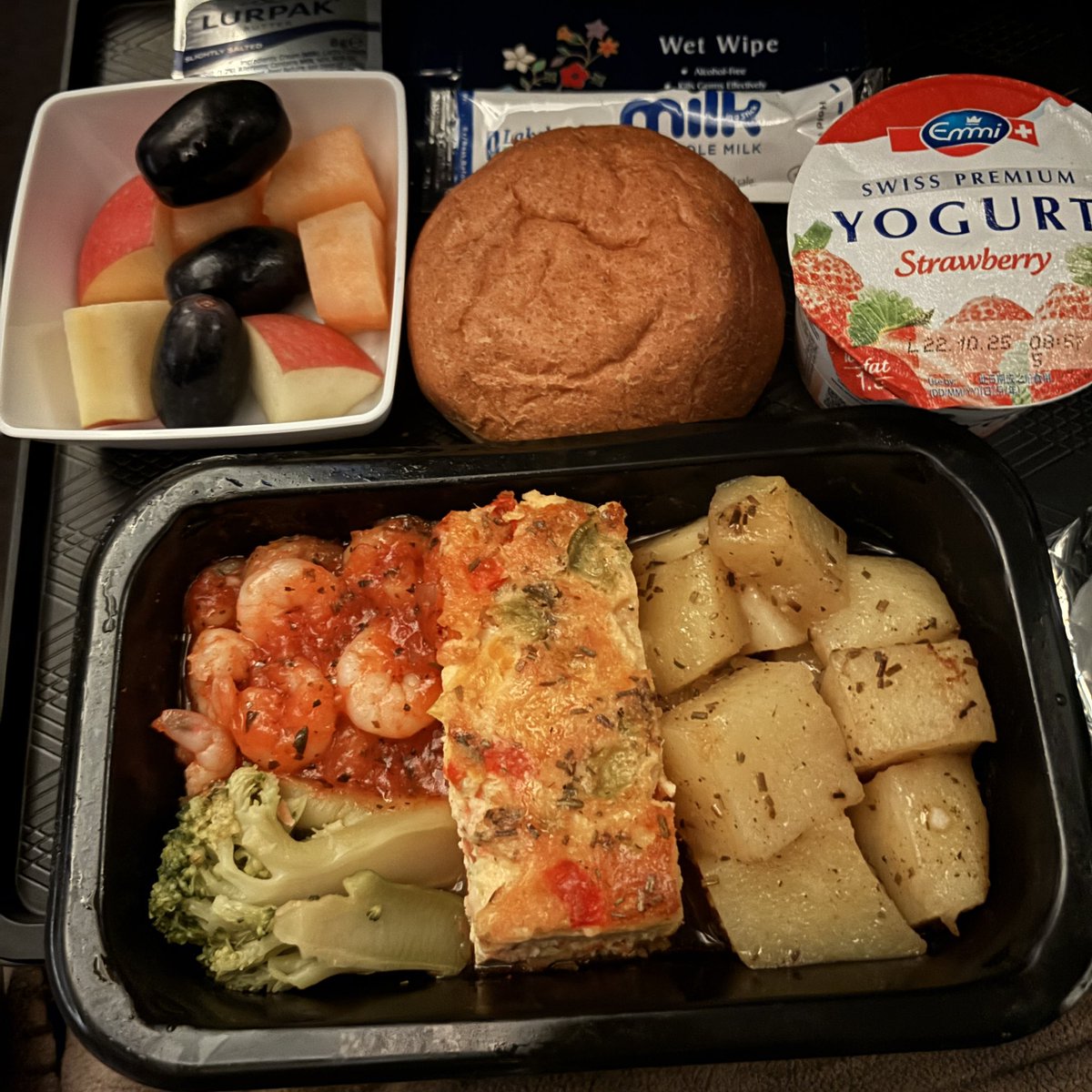 シンガポール航空のシーフードミール 夜はきしめんぐらい太い麺を使っ