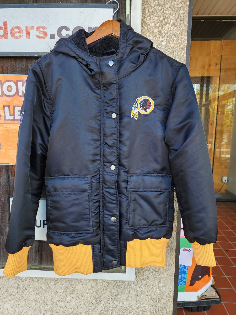 BookHolders_VT's tweet photo. 🔥Friday Drop🔥 is back! Enjoy the preview and stop by to see the rest. Go Hokies for Less.
#blacksburg #blacksburgva #gohokies #virginiatech #vtfootball #thrift https://t.co/IWkI1CLqEP