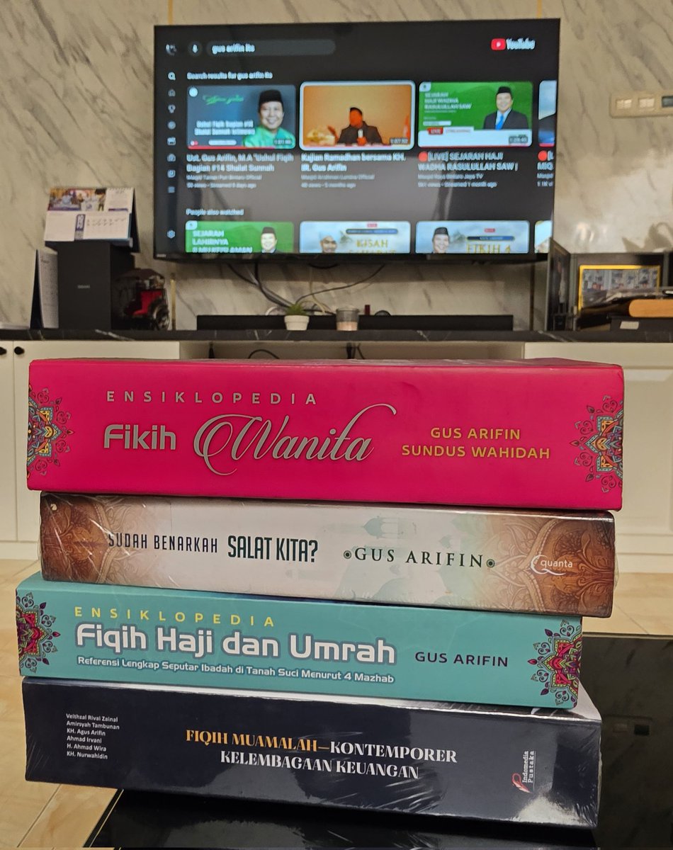 Dari Buku2 tebal yang pernah saya tulis, ternyata yang paling tebal (841 halaman) adalah buku tentang Wanita. Penjelasannya jauh lebih rumit dibandingkan Ekonomi Islam, Shalat bahkan Haji 😃😃
cc <a href="/Ayang_Utriza/">Ayang Utriza Yakin</a> <a href="/na_dirs/">Nadirsyah Hosen</a> <a href="/maman1965/">IG : kangmaman1965</a> <a href="/pemudaidamanid/">Amal Alghozali</a> <a href="/anasurbaningrum/">Anas Urbaningrum</a> <a href="/BurhanMuhtadi/">IG @burhanuddinmuhtadi</a>