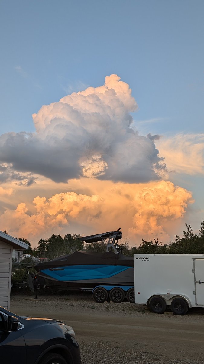 Tarajet23's tweet photo. Towering East of Lake Diefenbaker by Riverhurst #skstorm https://t.co/hf64FibkHy
