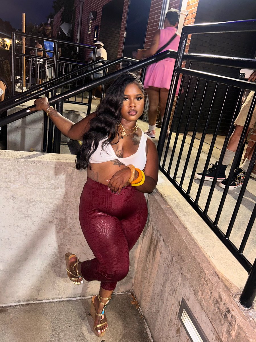 _EmaniMilan's tweet image. Walking around looking like a compliment 😅