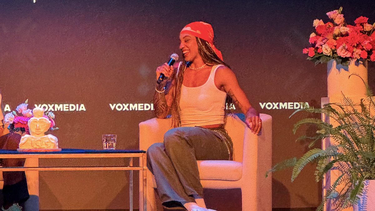 useyourlegs's tweet photo. gabby @ a touch more live 😍 https://t.co/gtaBsaejuM