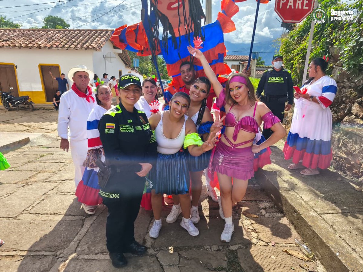 PoliciaStander's tweet photo. 🚔🇨🇴 La @PoliciaColombia en #Santander acompaña el XIV Festival de mi tierra palmeña en Palmas del Socorro, brindando seguridad y cercanía a la comunidad durante estas celebraciones culturales y tradicionales. ✨🎶 https://t.co/NToESsrVGM