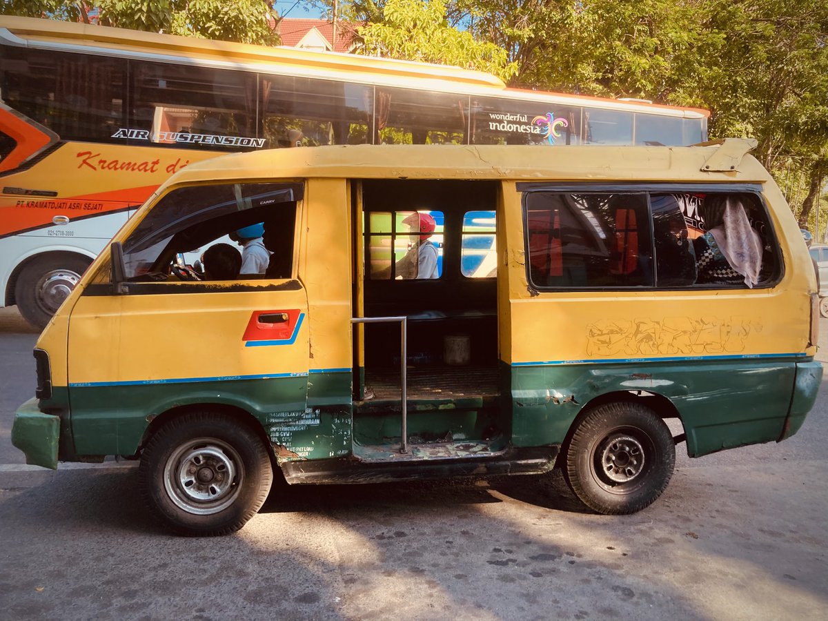 こんにちは。画像はスラバヤの公共交通機関のAngkot(アンコット)です。ルート検索したらバスとバス停が表示されたのでそれらしき場所で待っててもバスは来ません。コイツはバスじゃねぇ。バス停なし。行き先表示ナシ。ドア無し。サスペンション無し。唯のワイルドなバンです。料金不定。50円くらい。