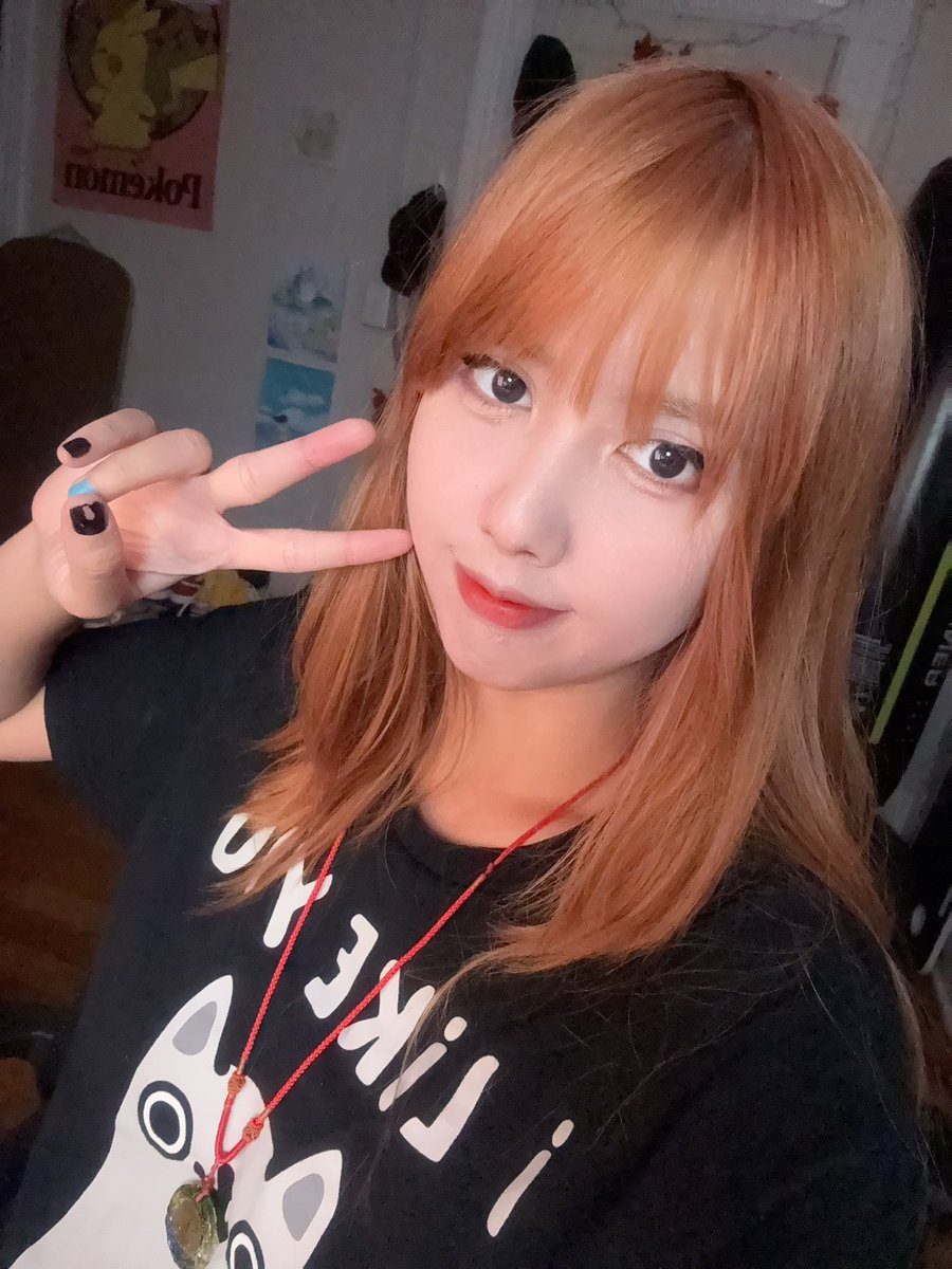 Volviendo a mi confiable pose de siempre :3
Te Twitch.tv/Aalexlee22