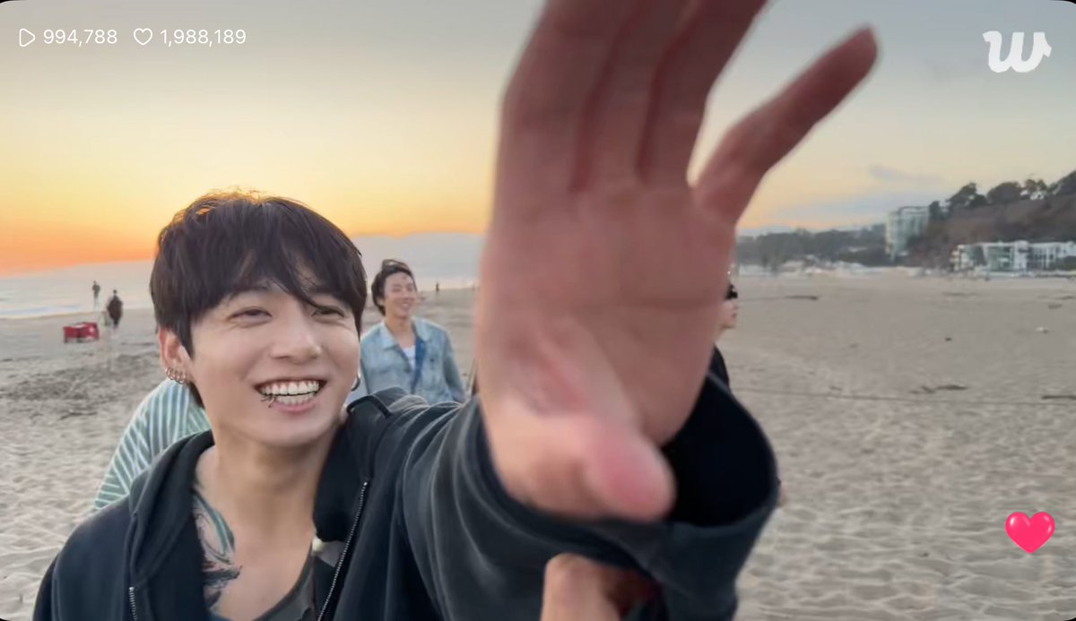 อะไรใหม่ๆ มาก ไลฟ์นอกสถานที่ และนี่คือภาพที่แคปมาได้ น้องจองกุกยิ้มน่ารักมาก ช่วยด้วย ฉันเป็นพี่สาวของเด้กคนนี้