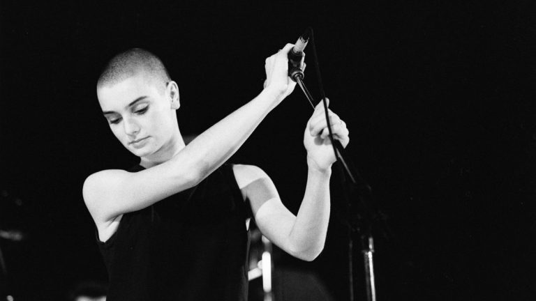 Sinéad O’Connor tendrá su biopic: la historia de una voz que incomodó al poder radiofenix.cl/280/sinead-oco…
