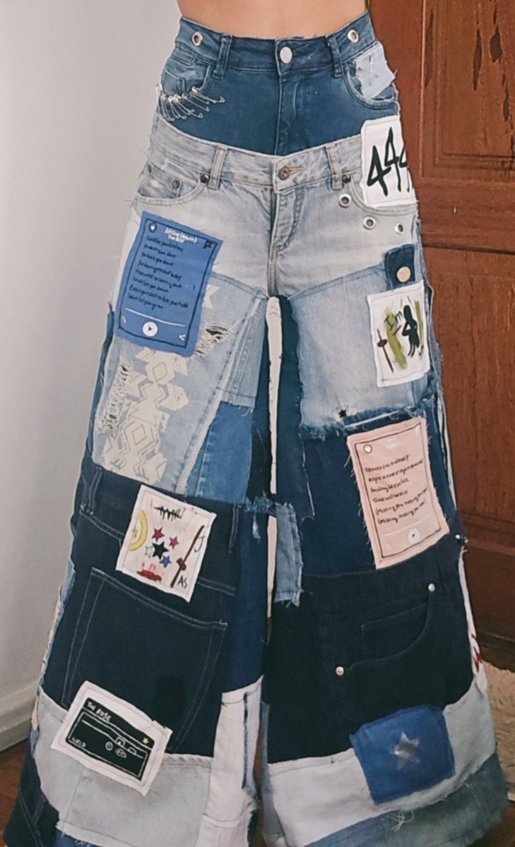 hi_mendy's tweet photo. Não tirei uma foto descente com a minha calça que usei no show do Brasil, mas está aqui. Ela foi toda feita com a técnica de upcycling pela diva da Não mate o mato. Eu mandei as referências em um moodboard e assim surgiu essa peça. 
#TheRose #OnceUponAWRLDTour #TheRoseinBrazil https://t.co/DmyZs1AG6F