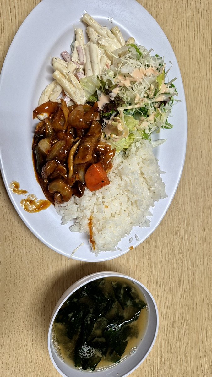 今日の給食は焼き肉かな？とサラダ！
頂きます🍴🙏