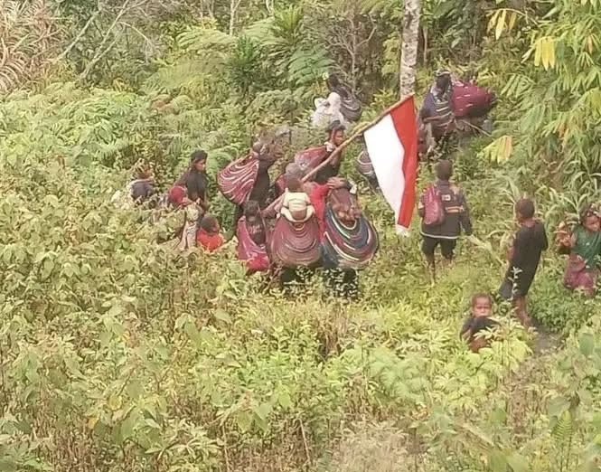 VeronicaKoman's tweet photo. Ini potret orang Papua sedang merayakan #Dirgahayu80NKRI ?

Bukan. Mereka sedang mengungsi masuk ke hutan akibat operasi militer. Mereka sambil pegang bendera Merah Putih supaya tidak dibunuh negara. Foto ini diambil di Puncak Jaya beberapa hari lalu. https://t.co/LfVHdA6ohg