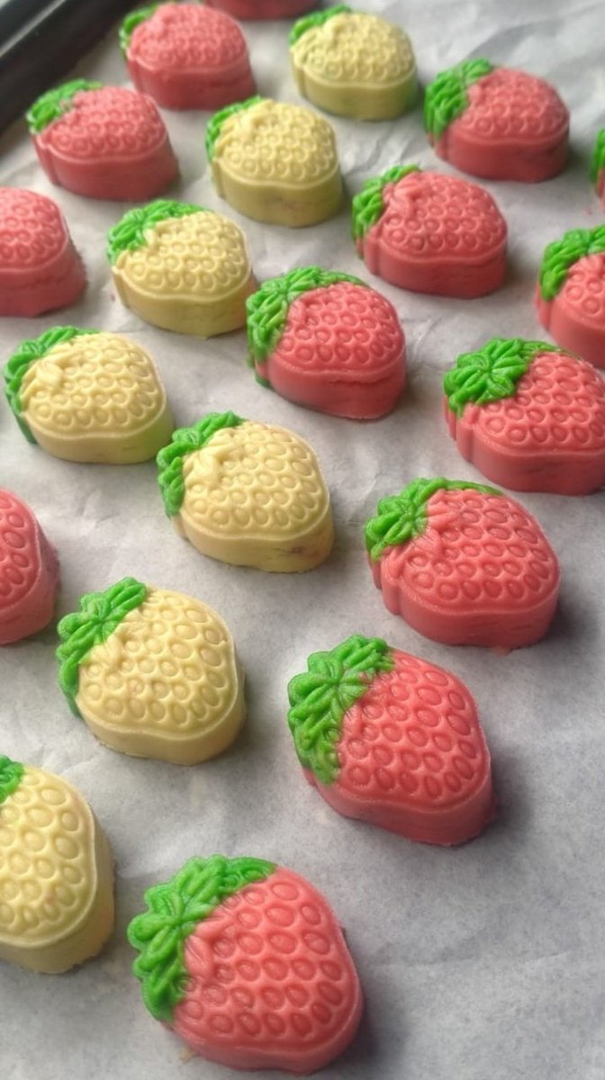 ChocoCara2's tweet photo. 🤔🤔🤔🤔

Trying out a new recipe 

#strawberrytarts
#bakingexperiment https://t.co/kdFyS5JrgM