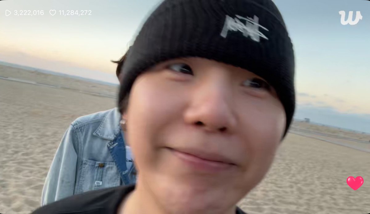 ไลฟ์กระตุกค้างอยู่ช้อตนี้ กุตายเลยว่ะ คือน่ารัก overloaded มาก ต่างอะไรกับแมวเดินมาที่กล้องตอนเจ้าของเปิดกล้องเรียกวะ ฮือๆๆๆ