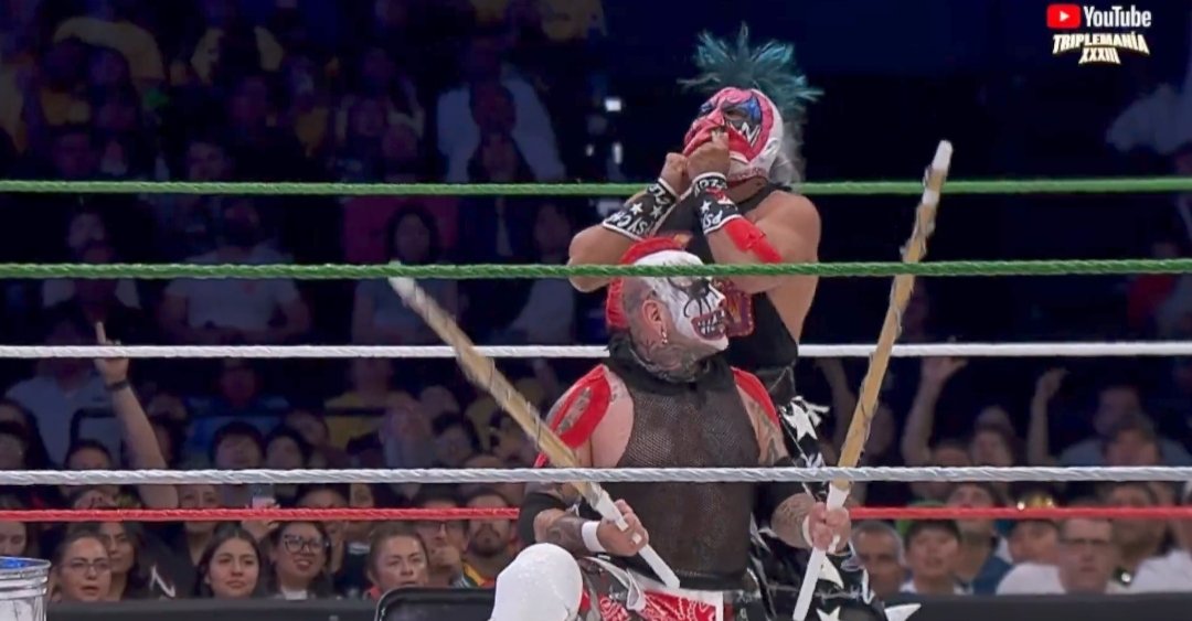 PitsyPin's tweet photo. Fuera de joda, la máscara de Psycho Clown se vendería como pan caliente en la WWE shop 

#Triplemania #Triplemania33 https://t.co/Lr6ZyssGwy