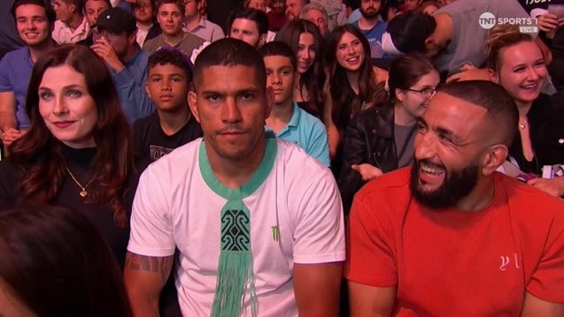 Jared, tu le pousse contre la cage et tu lui envoies 2 camtar dans la gueule