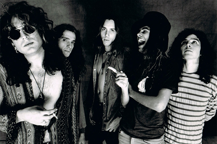 “¿Quién cojones son Buenas Noches Rose?”: el documental que revive a la banda de culto del rock español radiofenix.cl/281/quien-cojo…