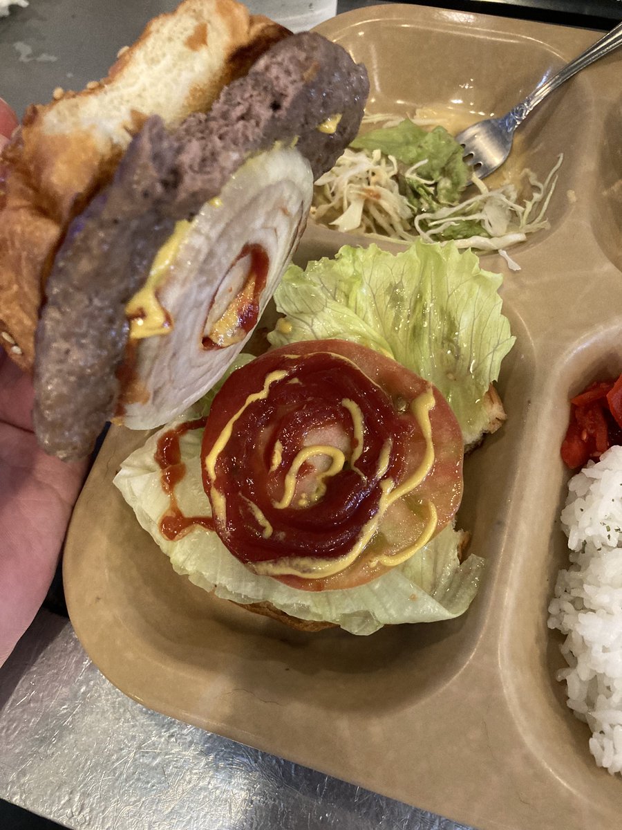 mokson_udn's tweet photo. Perryさんで早ランチ。Coronaでぐびっとからの、ネイビーバーガーと海軍カレーとチェリーチーズケーキ、三大グルメ一気喰い。うまぁ🫠
まだ胃袋、Muahお手製カレー分は空けてる
かっけぇダーツマシンあった🤩
#どぶ板食堂Perry
#むあ旅
#SANDGLASS https://t.co/tYDuB41L3G