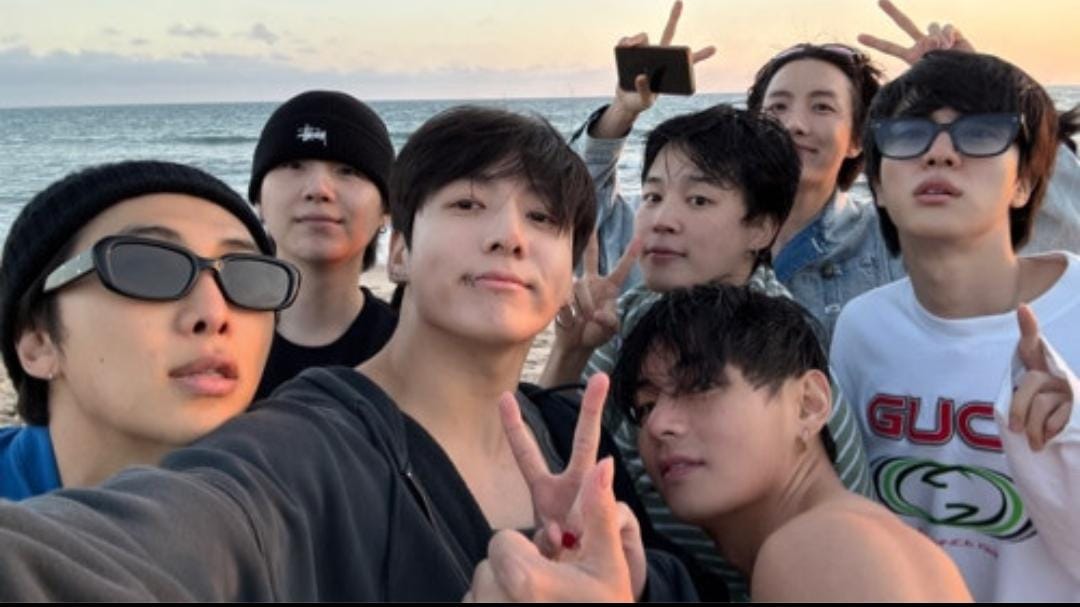 iTearMagic's tweet photo. DIOSSSSSSSSS 😭😭😭💜 @BTS_twt

BTS IS BACK
BTS IS 7 
BTS OT7 LIVE https://t.co/9M7tjMtVKl