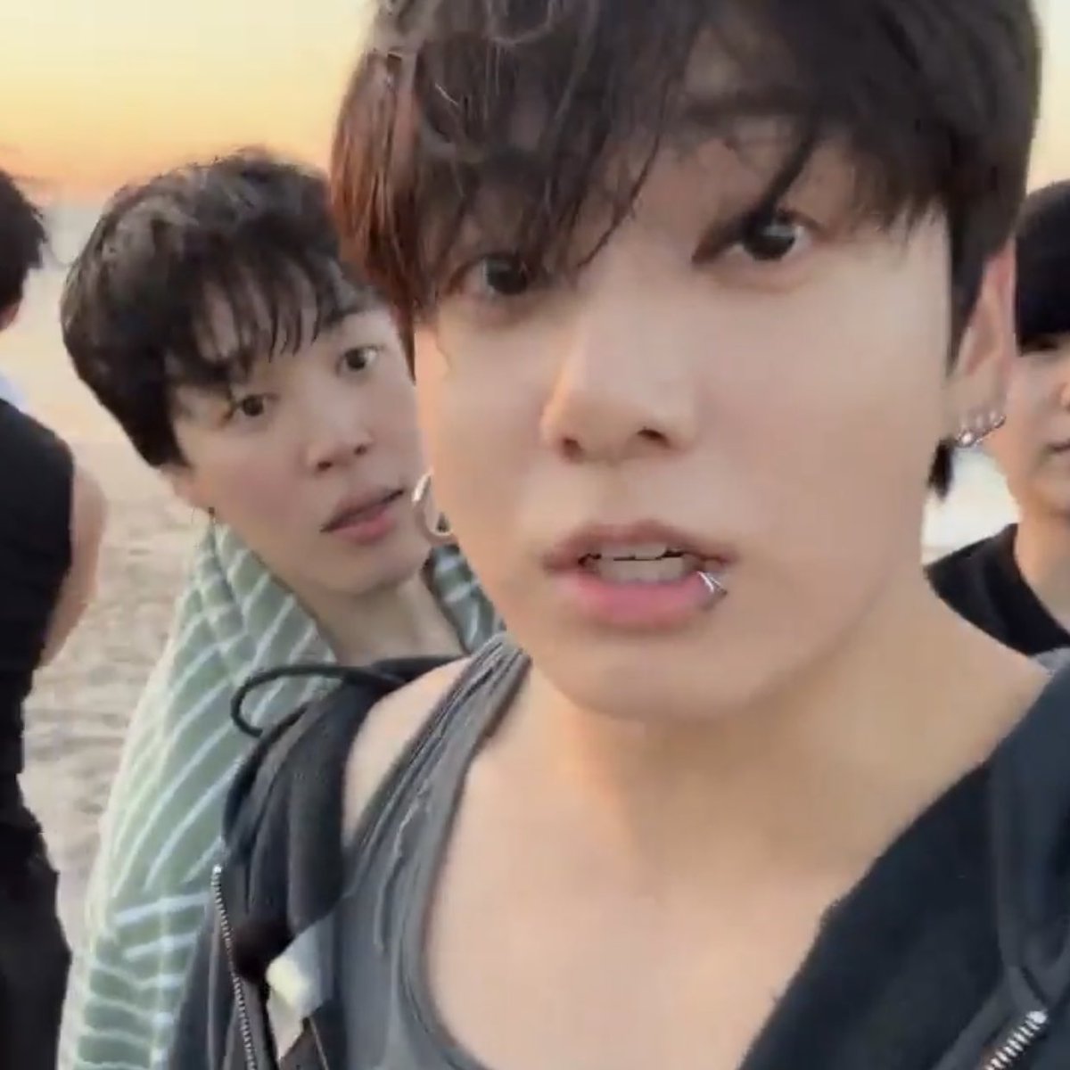 kisserjikook's tweet photo. CUTIES IN THE BEACH 💝 https://t.co/aqaayvYdaV