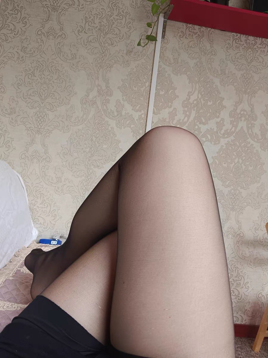 怎么感觉自己越来越变态了，现在xp往女同臭脚在延伸，发情的时候舔别的女孩子的臭袜子也会爽🙄