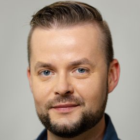 Who authorized this Israeli government pedophile to be sent back to Israel?

Who has the authority to do that?