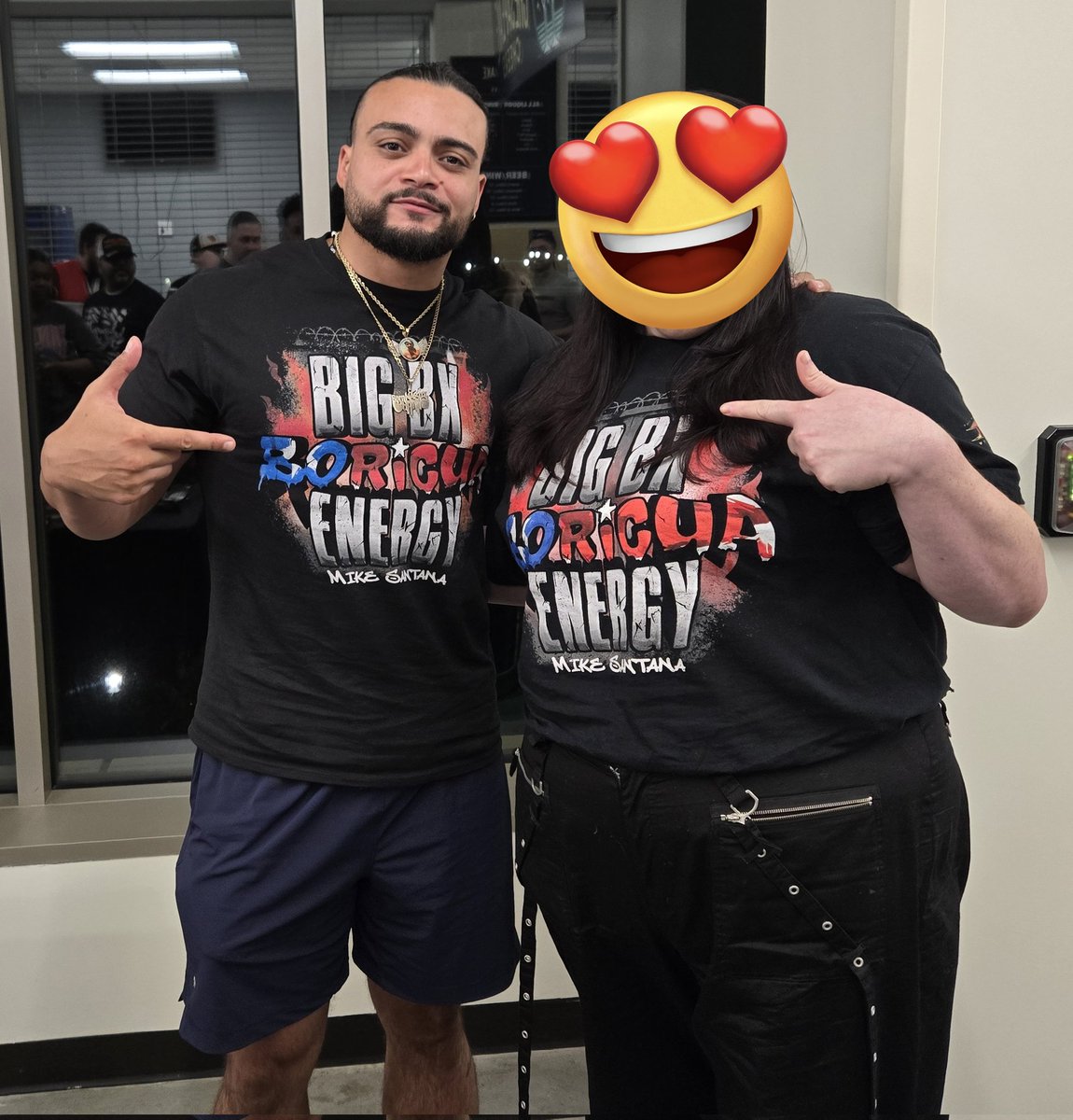 AmzAerSao's tweet image. I met @Santana_Proud and as promised told him he&apos;s ultra badass! Can&apos;t wait for you to bring back the world title to TNA!! #SpinTheBlock #BadassBoricua