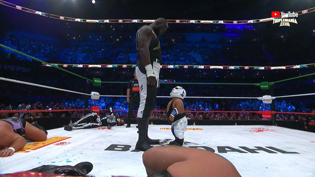 jonasdluna's tweet photo. El público internacional la ha de estar pasando bien raro con lo Surreal que es la Lucha Libre Mexicana
#Triplemanía33 https://t.co/2eqnXmiGcJ