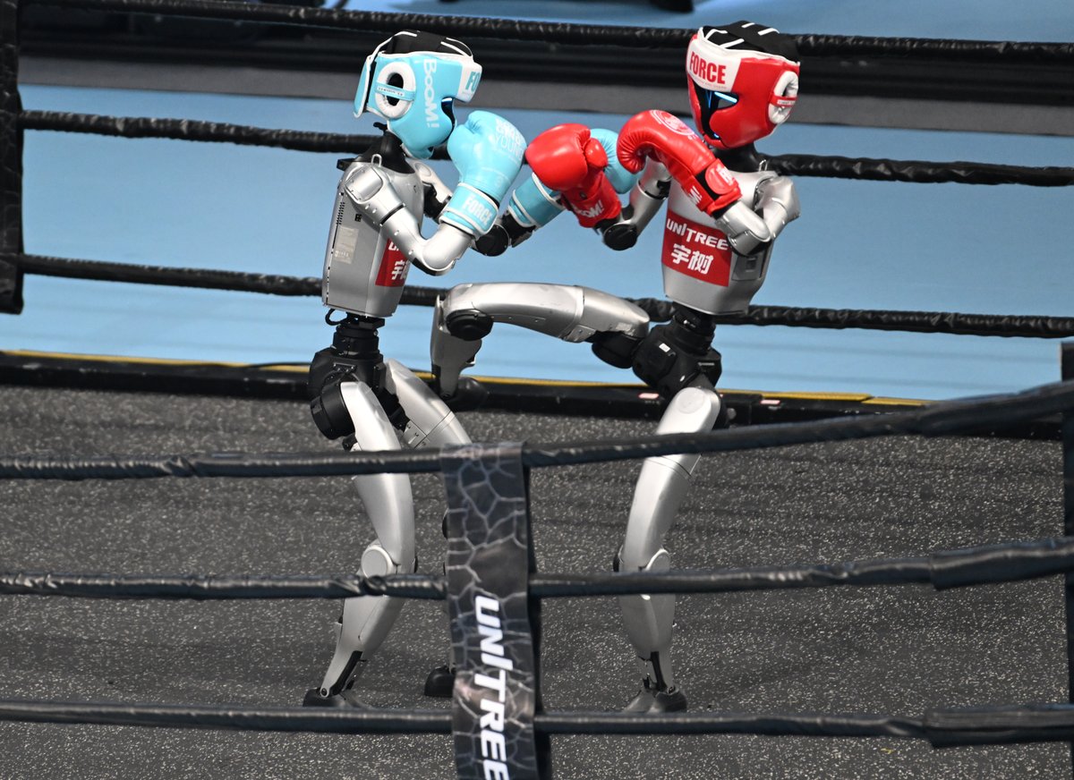 ChinaDaily's tweet photo. The ongoing 2025 World Humanoid Robot #Games are part competition, part carnival. They are a stage on which intelligent machines from around the world demonstrate their skills in events ranging from football to high jump. #WHRG2025 #robot #AI #tech #sports https://t.co/fC4daP1Y2s https://t.co/PS1wAwkJXD