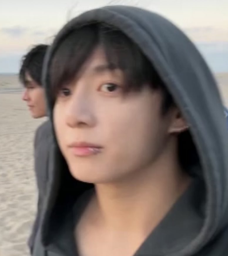 말갛고 청초한 이 얼굴 넘 그리웟어요