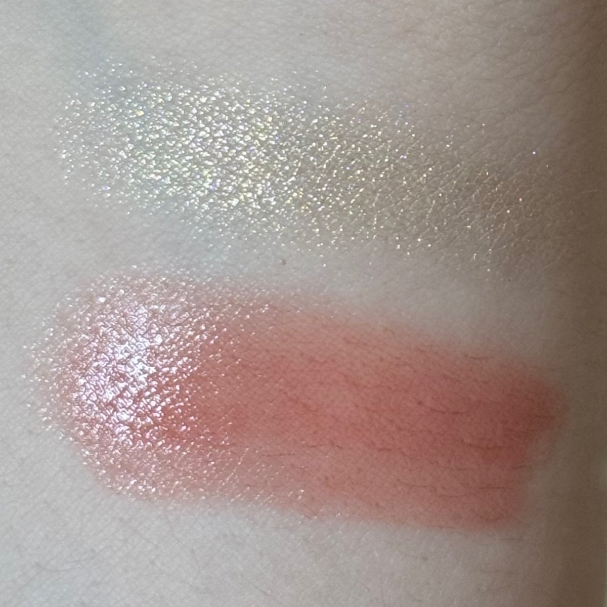 myuli000714's tweet image. 촉촉볼따구✨

#손앤박 #아티스프레드컬러밤 #선셋
요즘 먼가 웜한색이 끌려서 얘 꺼냇슨
볼따구에 오렌지광이 생겻슨

#디올 #백스테이지글로우페이스팔레트 #로즈골드 #쉬어골드펄
노란기 도는 하이라이터 바르고 싶어서 발랏슨
코에 골드광 생각보다 좋은데..? 레몬색 하이라이터 하나 사야겟슨