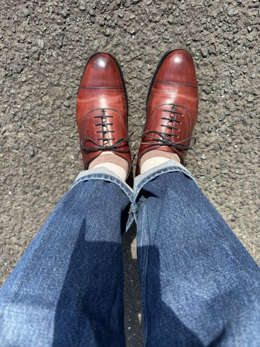 今日はエドワードグリーンのチェルシー
クリームを変えて磨いてみたらしっかり補色できて、シワの色抜け(3枚目の画像)が目立たなくなった。