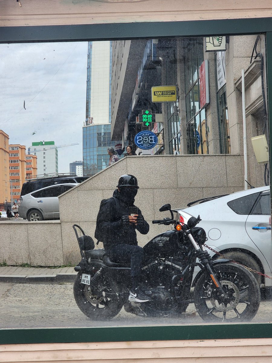 Түдэй УБ-т хүргэлт хийгээд явахад👇
-Зарим байр дугаар байхгүй 
-Байрны дугаарлалтын стандартгүй
-Хоёр байшин барчихаад хороолол товун хотхон гэх нэршилтэй
-Гудамжны нэр тэмдэг тэмдэглэгээ байхгүй  
Ер нь л хаяг байршил тодорхойгүй тэр дэлгүүрийн буруун зүүн талд гэх байршилтай