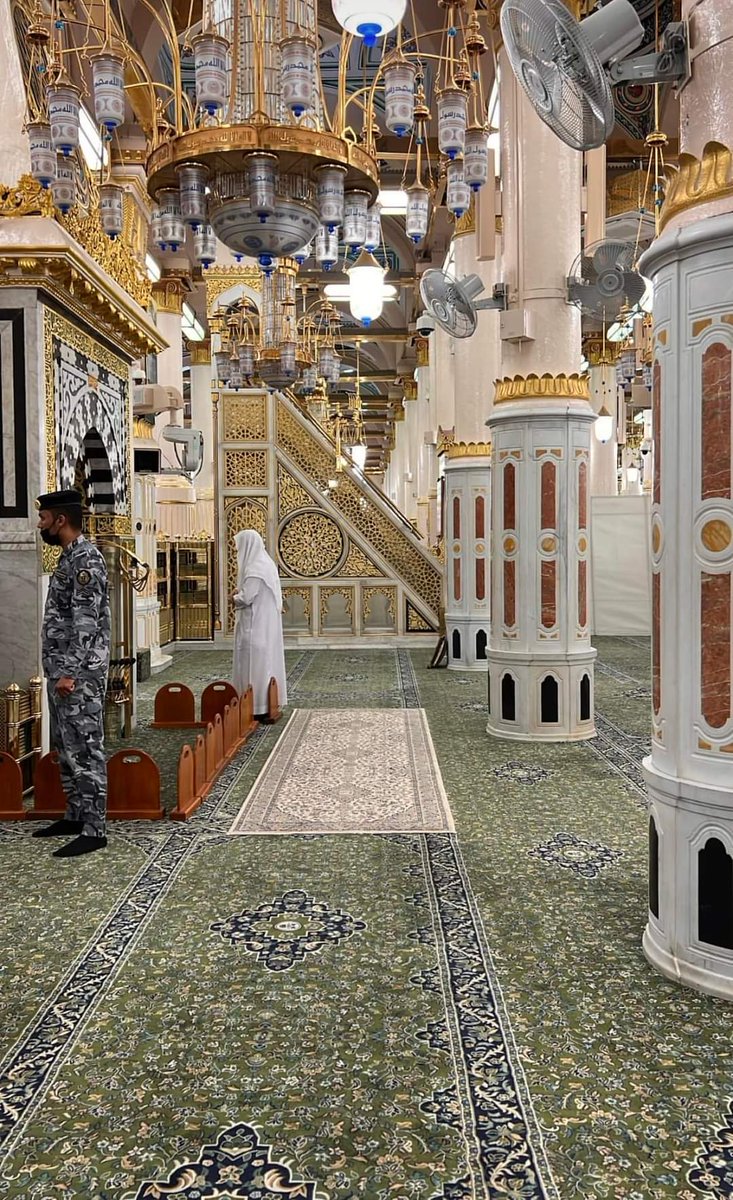 إنَّ اللَّهَ وَمَلَائِكَتَهُ يُصَلُّونَ عَلى النَّبِيِّ يَا أَيُّهَاالَّذِينَ آَمَنُوا صَلُّوا عَلَيْهِ وسَلِّمُوا تَسْليمًا.

بیشک اللہ اور اس کے فرشتے نبی (ﷺ) پر درود بھیجتے ہیں۔ اے ایمان والو !  تم بھی ان پر درود بھیجو ، اور خوب سلام بھیجا کرو۔

سورۃ الاحزاب،۵۶