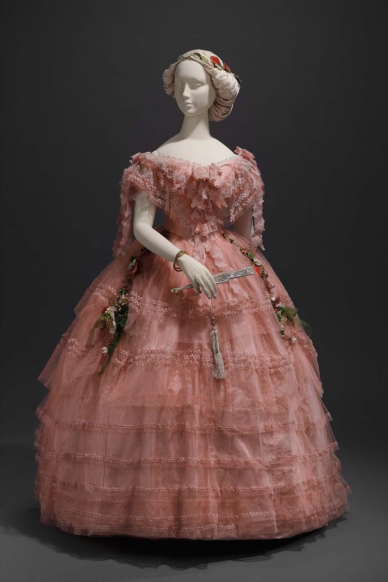 plummie9's tweet photo. American or French

Ball Gown, c. 1858

Silk plain weave (taffeta), machine net  (tulle) and silk bobbin lace; trimmed with silk ribbon, embroidered silk  net, and silk flowers.

@mfaboston 
#FashionHistory https://t.co/Yl2y9bOQHw
